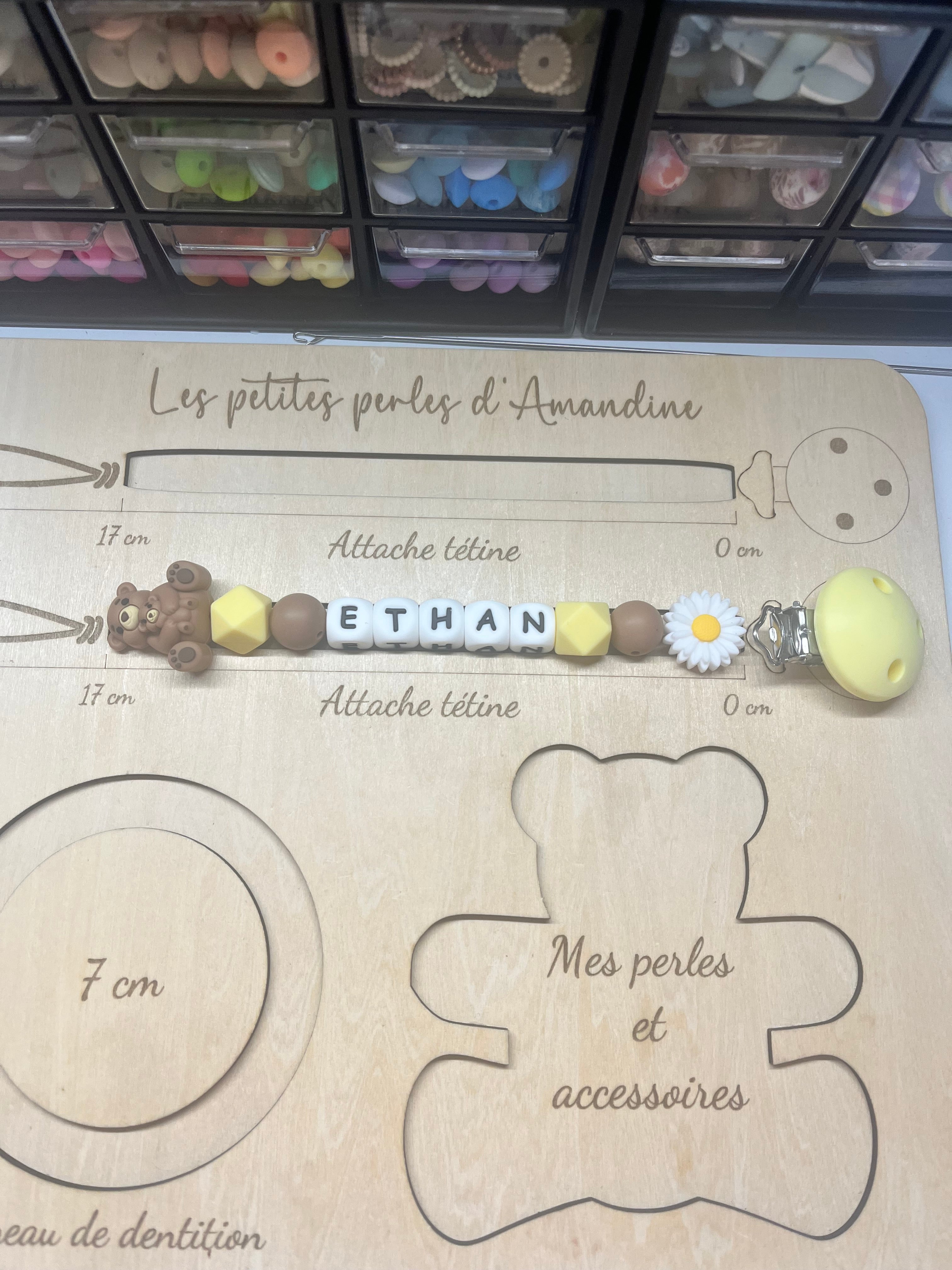 attache tétine ethan